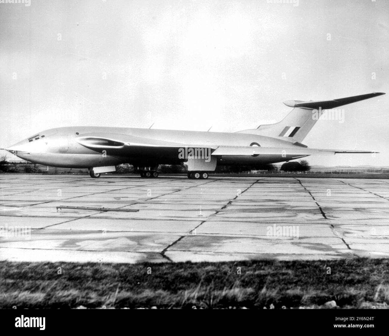 1952 die Handley Page H.P. 80, Britians letzter und mächtigster Bomber. Das weltweit erste Flugzeug mit vier Düsen, das sichelförmig geflügelt wurde, hat seinen Erstflug erfolgreich absolviert. Revolutionäres Design der silberfarbene H.P.80 fliegt schneller und höher mit einer größeren Bombenlast als jeder andere Bomber und bietet globale Schlagkraft für das Atomzeitalter. Der sichelförmige, nach hinten geschwungene Flügel vereint die aerodynamischen und betrieblichen Vorteile von Delta-, gefederten und rasiermesserdünnen geraden Flügeln ohne ihre Nachteile. Ein hoch ausgelenktes Heckflugzeug befindet sich auf einer einzelnen Lamelle, ebenfalls mit Profi Stockfoto