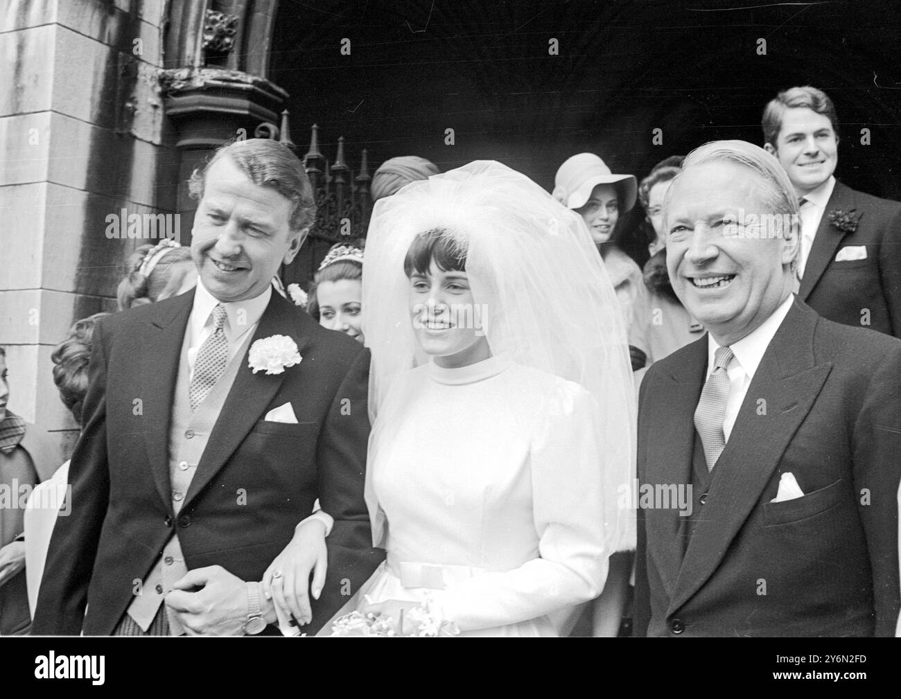 London: Der Vorsitzende der konservativen Partei, Edward Heath (rechts), spricht heute mit seinem 36 Jahre alten Schattenwohnungsminister Peter Walker, seiner 19-jährigen Braut Tessa, nach ihrer Hochzeit in der St. Margaret's Church, Westminster. Mr. Heath war bei der Hochzeit unter den besten konservativen VIPs. Die Braut, Tochter des BOAC-Schatzmeisters Geoffrey Pout, traf ihren Mann, nachdem sie vor zwei Jahren politischer Sekretär von Ian Gilmour wurde, dem konservativen M.P. für Central Norfolk. Das Paar fliegt nach Jamaika, um zwei Tage Urlaub zu machen. Abgesehen von seiner politischen Karriere ist ein angesehener Geschäftsmann als Vorsitzender einer Firma o Stockfoto