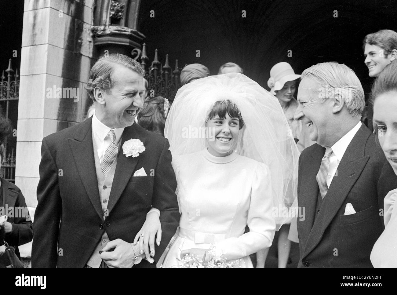 London: Der Vorsitzende der konservativen Partei, Edward Heath (rechts), spricht heute mit seinem 36 Jahre alten Schattenwohnungsminister Peter Walker, seiner 19-jährigen Braut Tessa, nach ihrer Hochzeit in der St. Margaret's Church, Westminster. Mr. Heath war bei der Hochzeit unter den besten konservativen VIPs. Die Braut, Tochter des BOAC-Schatzmeisters Geoffrey Pout, traf ihren Mann, nachdem sie vor zwei Jahren politischer Sekretär von Ian Gilmour wurde, dem konservativen M.P. für Central Norfolk. Das Paar fliegt nach Jamaika, um zwei Tage Urlaub zu machen. Abgesehen von seiner politischen Karriere ist ein angesehener Geschäftsmann als Vorsitzender einer Firma o Stockfoto