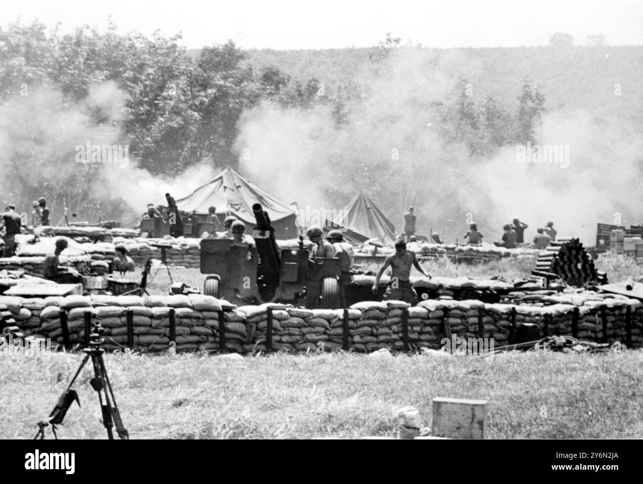 DAK nach Südvietnam: Hinter einer Sandsackbefestigung zeigen Waffen in alle Richtungen, während Soldaten der 4. US-Infanterie-Division das Feuer der Nordvietnamesen zurückbringen, die in den Bergrücken über der Stadt DAB auf 12 Meilen nordöstlich verwurzelt sind. Ein Netz von Tunneln und unterirdischen Befestigungen, 40 bis 50 Meter tief, in denen feindliche Truppen massiven amerikanischen Bombardierungen standhalten und tödliche Ströme von Mörserfeuer auf zwei Firmen niederregnen, die auf dem Hügel etwa 4000 Meter tiefer waren, wurde gefunden, als der Hügel 875 am 23. November erobert wurde 24. November 1967 Stockfoto