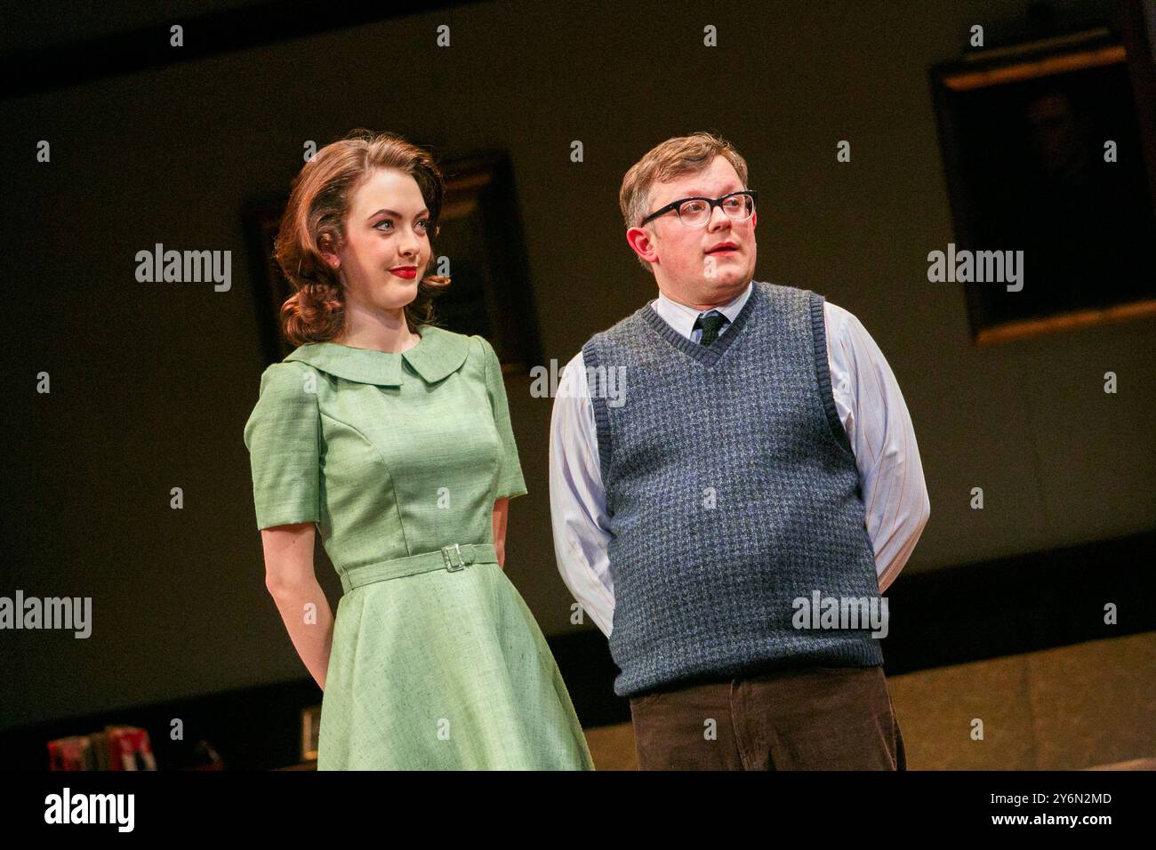 Elisabeth Hopper (Heather Desmond), James Bradshaw (George Desmond) in HEATHER GARDNER von Robin French am Birmingham Repertory Theatre, Old Rep Theatre, Birmingham, England 19/03/2013 nach Ibsens Entwurf „Hedda Gabler“: Jamie Vartan Beleuchtung: Rick Fisher Regisseur: Mike Bradwell Stockfoto