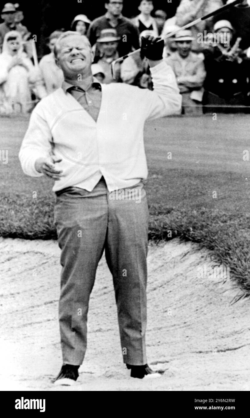 Rochester, New York: Jack Nicklaus Rolls verpasst einen Schuss auf das erste Loch der U.S. Open hier am 16. Juni. 18. Juni 1968 Stockfoto