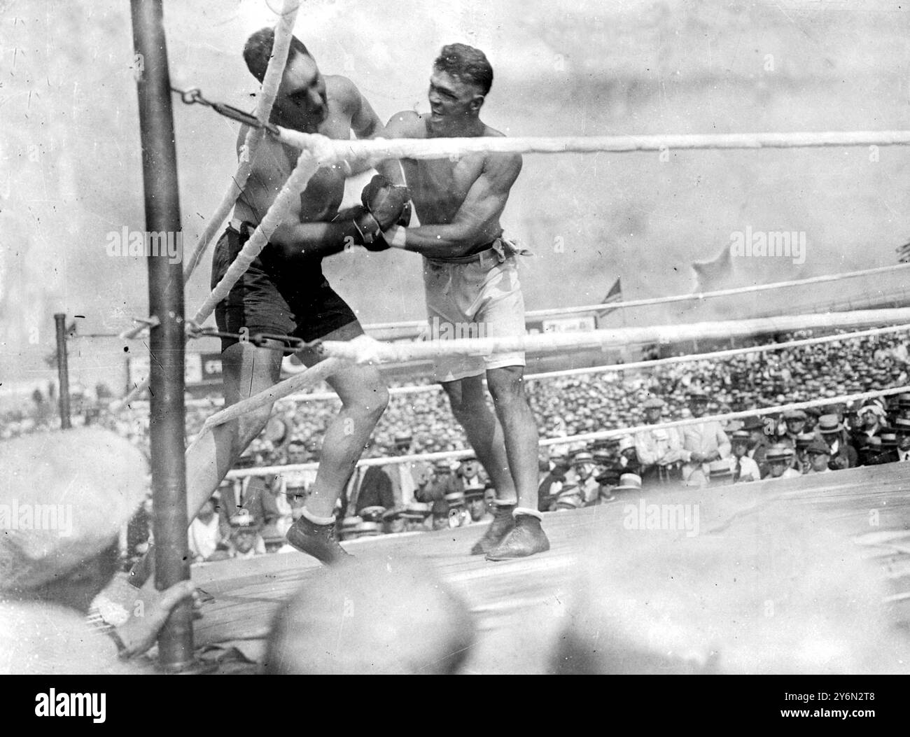 Am 4. Juli 1919 gewann Jack Dempsey den Titel im Schwergewicht von Jess Willard in vier Runden in Toledo, Ohio, USA. Dempsey behielt den Titel bis er 1926 gegen Gene Tunney besiegte. Dempsey (rechts) fängt Willard während des Kampfes in der Ecke ein. Stockfoto