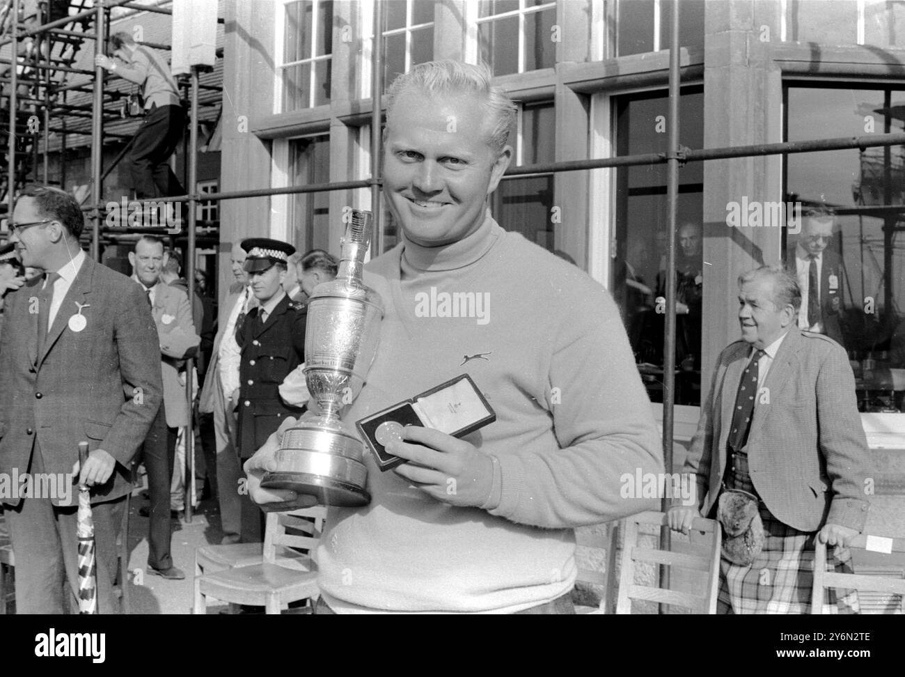 Muirfield, Schottland: Der lächelnde Jack Nicklaus, 26, aus ohio, USA, mit der Trophy nachdem er gestern die British Open Golf Championship in Muirfield gewonnen hatte, kämpfte die "Ohio Cannon" gestern in der letzten Runde die Herausforderung des Landsmanns Doug Sanders und des Walisman Dave thomas, den Titel mit einem Schlag in einem gewaltigen letzten grünen Drama zu gewinnen. Es war Nicklaus erster britischer Open-Sieg. Er hatte eine Gesamtzahl von 282 Runden. Stockfoto