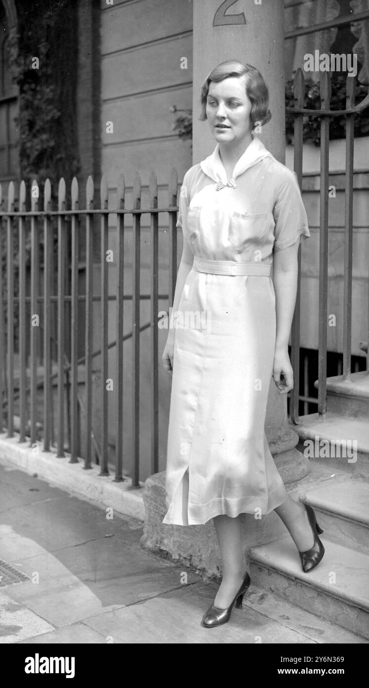 Hon Mrs. Bryan Guinness, eine bekannte Schönheit der Gesellschaft, verließ ein Londoner Pflegeheim, nachdem Sir Harold Gillies eine Plastikbehandlung wegen einer gebrochenen Nase und vernarbtem Gesicht erhalten hatte, die bei einem Autounfall erlitten wurde. 7. August 1935 Diana Mitford Stockfoto