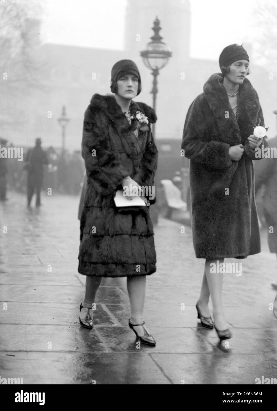 Hochzeit von Mr. Brian Guinness und Hon Diana Mitford im St. Margaret's, Westminster. Miss Thetis Wilson und Miss St Aubyn. Stockfoto
