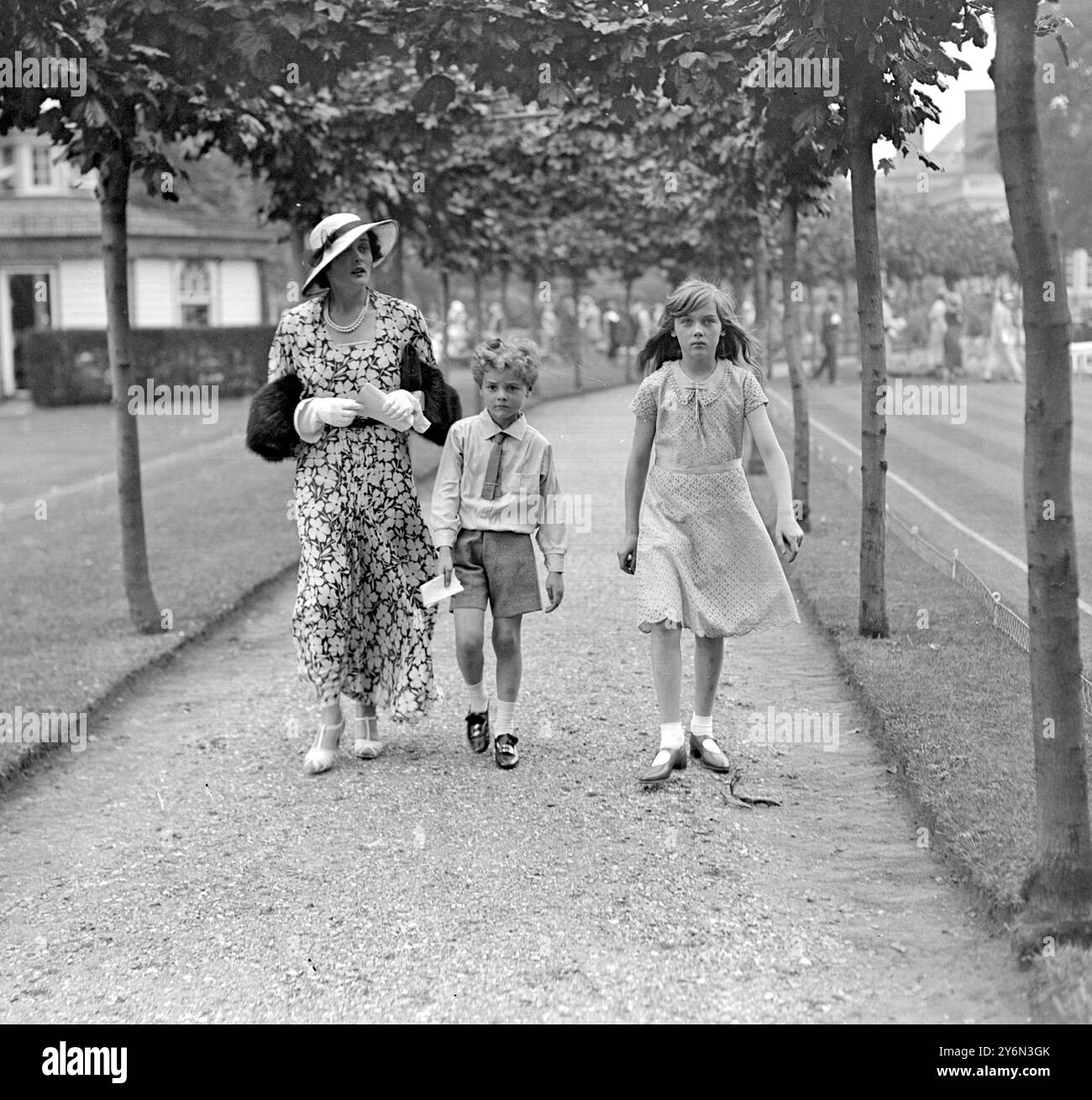 Kindertag in Ranelagh. Hon Mrs. Esmond Harmsworth und ihre Kinder Esmond und Vere. 13. Juli 1932 Stockfoto