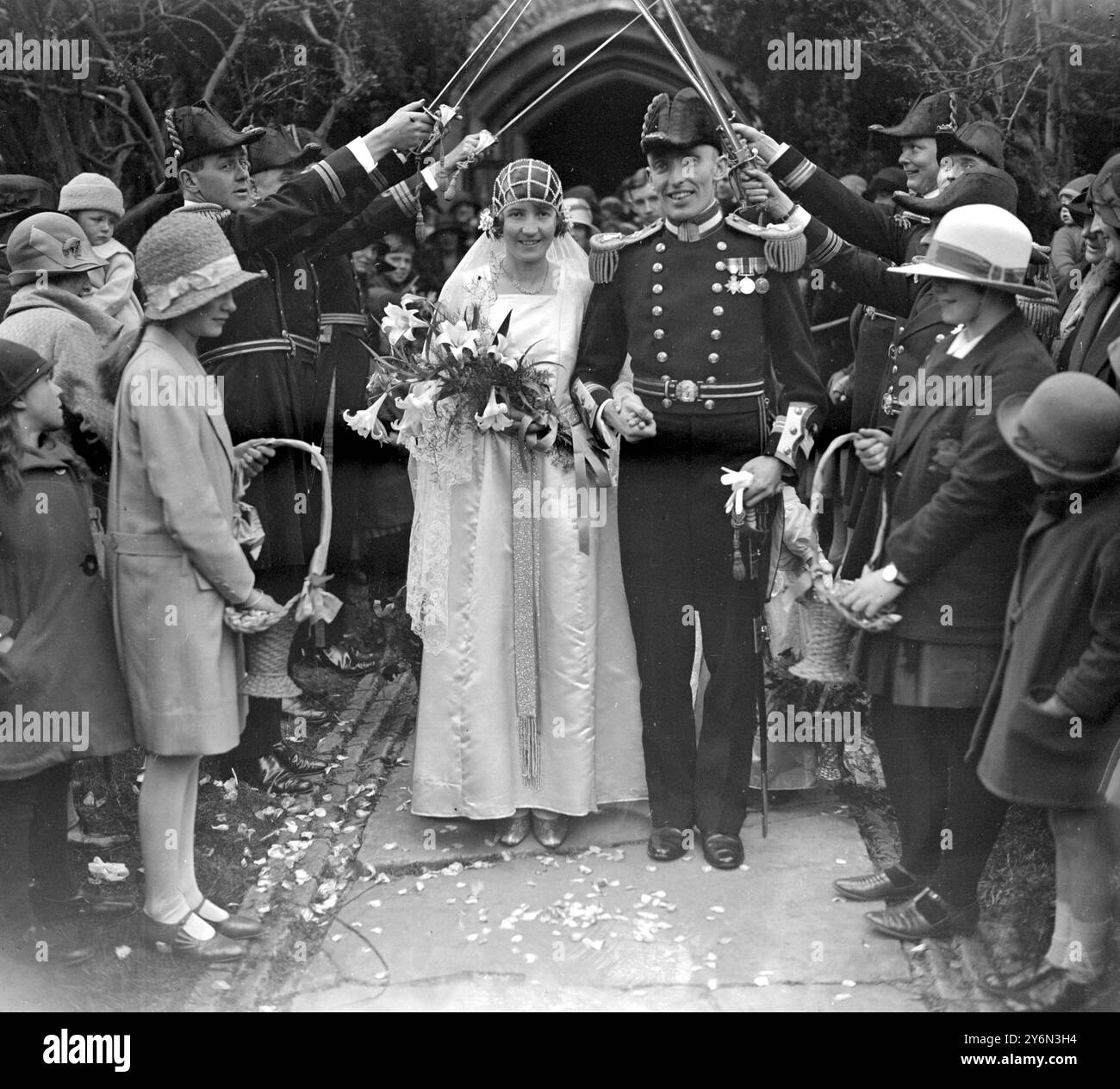 Blumen auf den Weg der Braut und des Bräutigams bei der Hochzeit von Zahlmeister Leutnant Commander Kenneth Unsworth White und Miss Alys Kynaston Bebbington in St. Peter's, Slinfold. 20. April 1929 Stockfoto