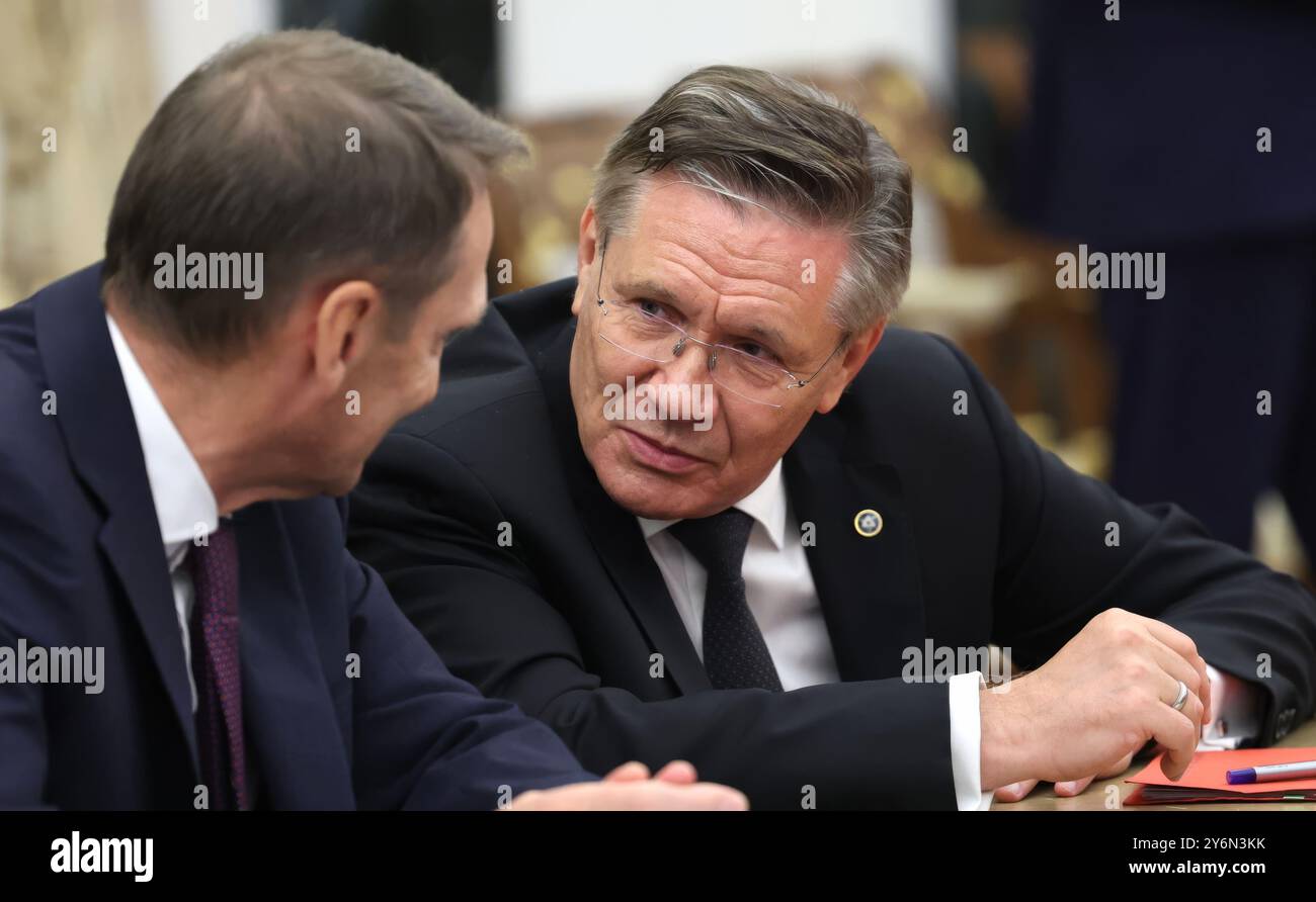 Moskau, Russland. September 2024. Rosatom-Generaldirektor Alexej Lichachew, rechts, und Sergei Naryschkin, Direktor des Auswärtigen Nachrichtendienstes, links, unterhalten sich vor Beginn einer Sitzung des Sicherheitsrats, um die Überarbeitung der nuklearen Abschreckungspolitik im Kreml am 25. September 2024 in Moskau, Russland, zu erörtern. Quelle: Alexander Kazakov/Kreml Pool/Alamy Live News Stockfoto