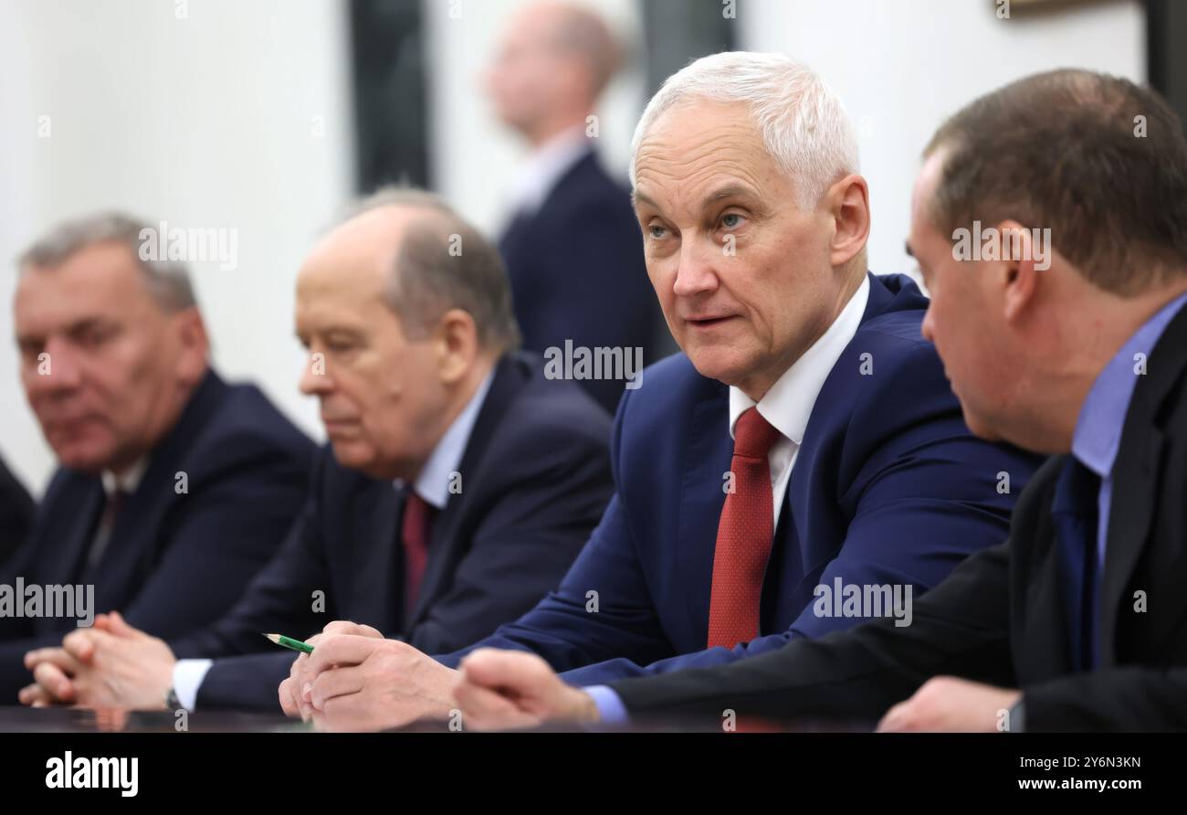 Moskau, Russland. September 2024. Der stellvertretende russische Vorsitzende des Sicherheitsrats Dmitri Medwedew, rechts, unterhält sich mit Verteidigungsminister Andrej Belousow, 2. Rechts, vor Beginn einer Sitzung des Sicherheitsrats zur Erörterung der Politik der nuklearen Abschreckung im Kreml am 25. September 2024 in Moskau, Russland. Roscosmos Generaldirektor Jury Borisov links und Sergei Naryschkin, Direktor des Auslandsgeheimdienstes, 2. Links, sehen Sie zu. Quelle: Alexander Kazakov/Kreml Pool/Alamy Live News Stockfoto
