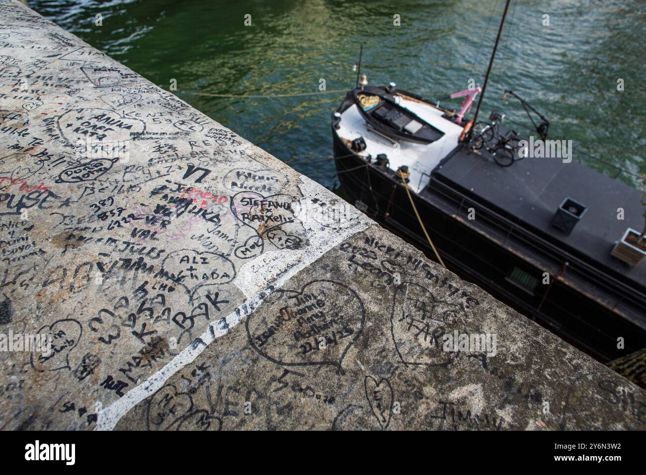 Frankreich, Paris, 75, 16. Arrondissement, Avenue de New-York, Inschriften von Touristen auf den Steinen der Attika, September 2023. Stockfoto