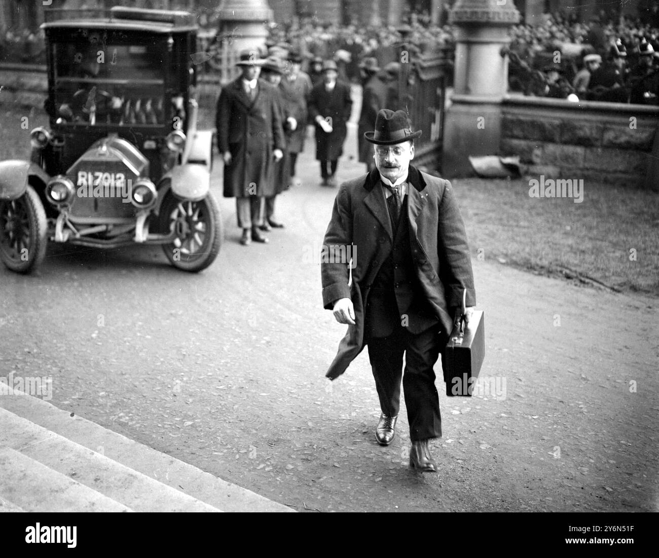 Der Dail und der Settlement. Die schicksalhafte Sitzung des Dail Eireann wurde am neuen University College in Dublin eröffnet. Mr. Arthur Griffith, der den Friedensvertrag unterzeichnet hat, kam an. 15. Dezember 1921 Stockfoto