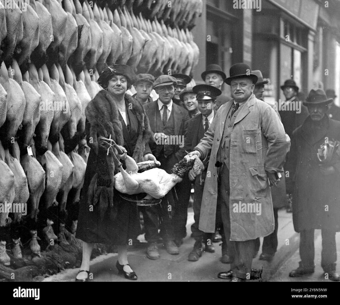 Die einzigen Frauen der Stadt Poulterer. Mrs. Hopkins, die einzige weibliche Geflügelerin in london, und ihre Tochter, mit einer schönen Puthenausstellung in 71 Watling Street, E.C.4. 19. Dezember 1929 Stockfoto