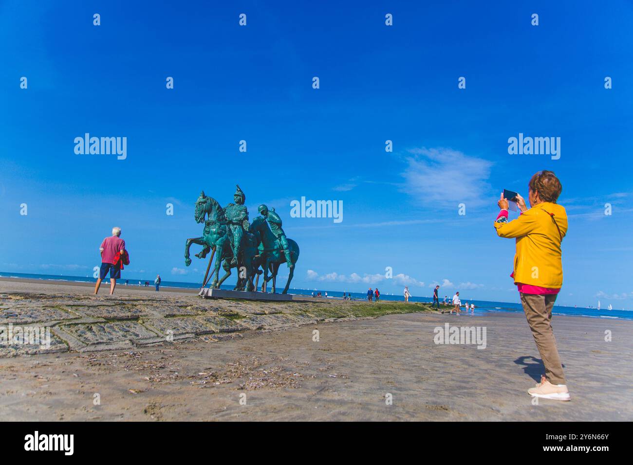 Belgien, Flämische Region, Westflandern, Nieuport, Nieuwpoort, Seniorenpaar am Strand, Foto mit Denkmal. Männer Stockfoto