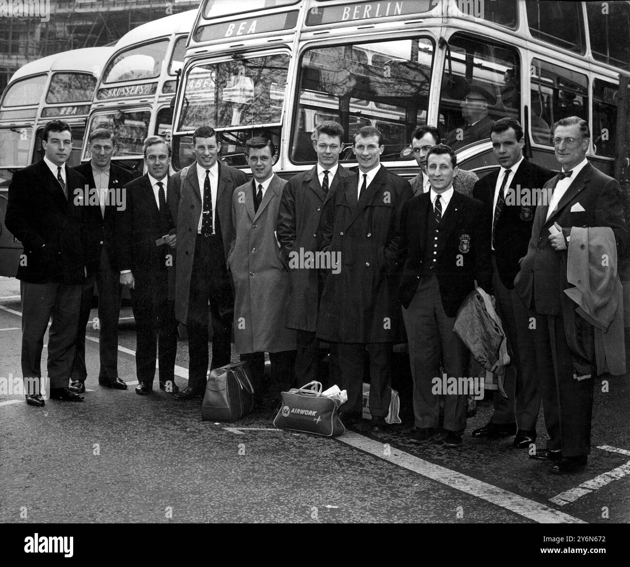 Arsenal-Manager Billy Wright (dritter von links) mit Mitgliedern der Arsenal-Gruppe, die vom West London Terminal zum London Airport aufbrechen, um zum Start der Tour durch Deutschland und Skandinavien nach Berlin zu fliegen. Zu den Spielern der Gruppe gehören Vic Groves, Billy McCullough, Terry Neill, Gerry Ward, Ted Magill, Eddie Clamp, John McLeod und John Snedden. Ganz rechts ist Arsenal-Sekretär Bob Wall. Mai 1962. Stockfoto