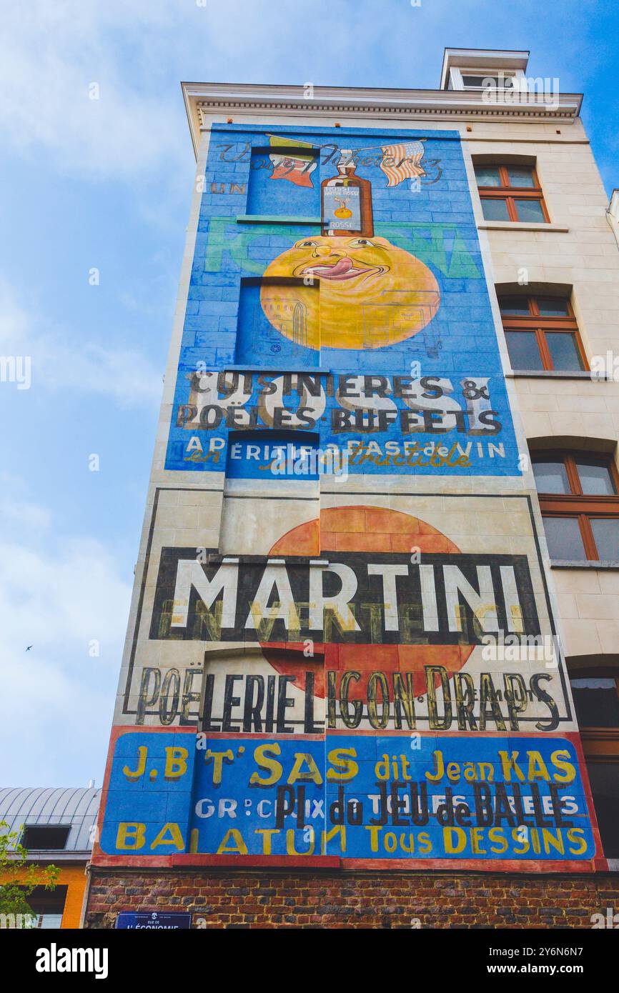 Belgien, Brüssel, alte Werbefassade an einem großen Haus am Place du Jeu de Balle Stockfoto