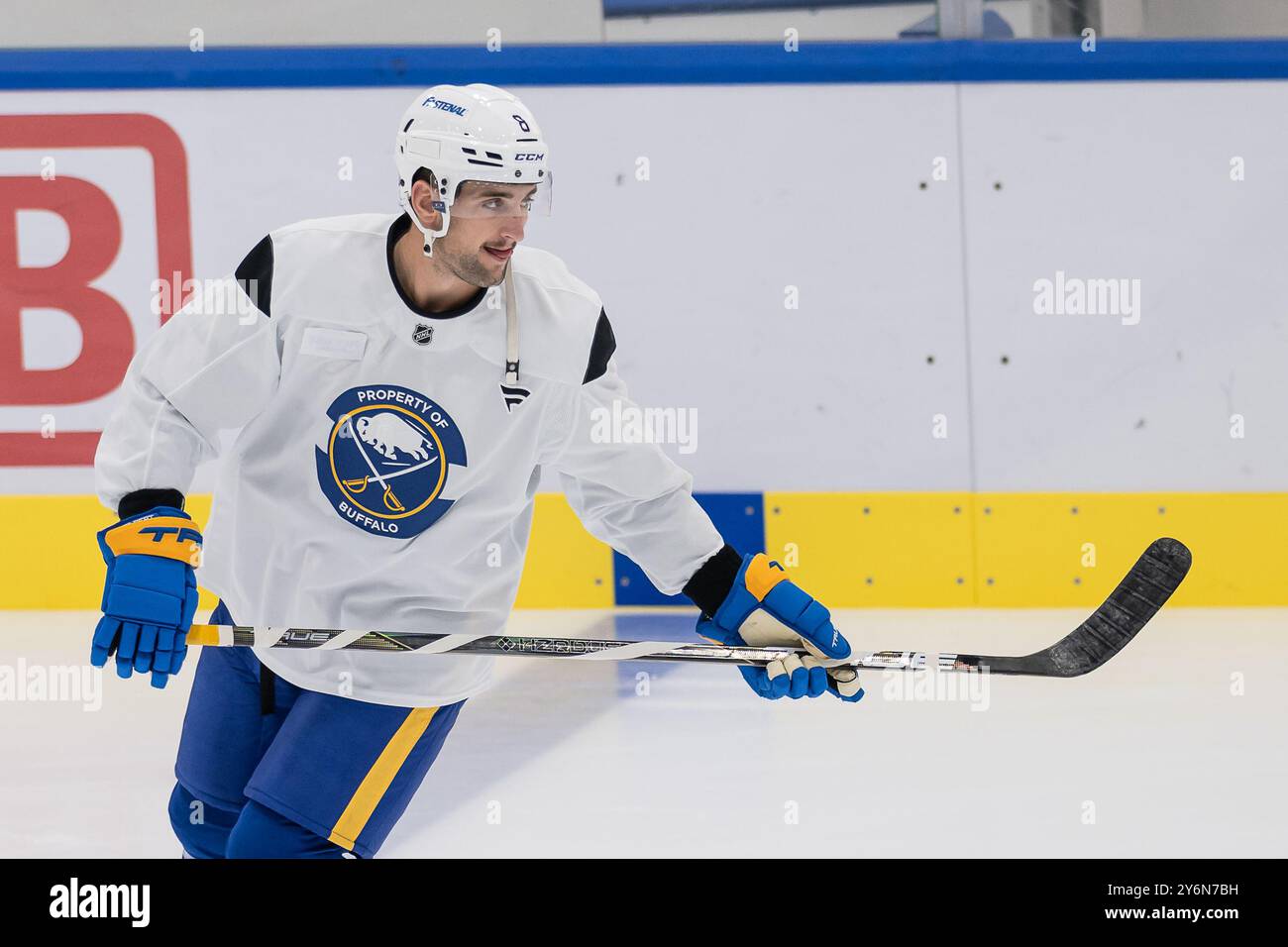 Dennis Gilbert (Buffalo Sabres, Nr. 8). GER, Buffalo Sabres, Eishockey, Trainingssession vor dem Grand Opening des SAP Garden, 26.09.2024. Foto: Eibner-Pressefoto/Franz Feiner Stockfoto