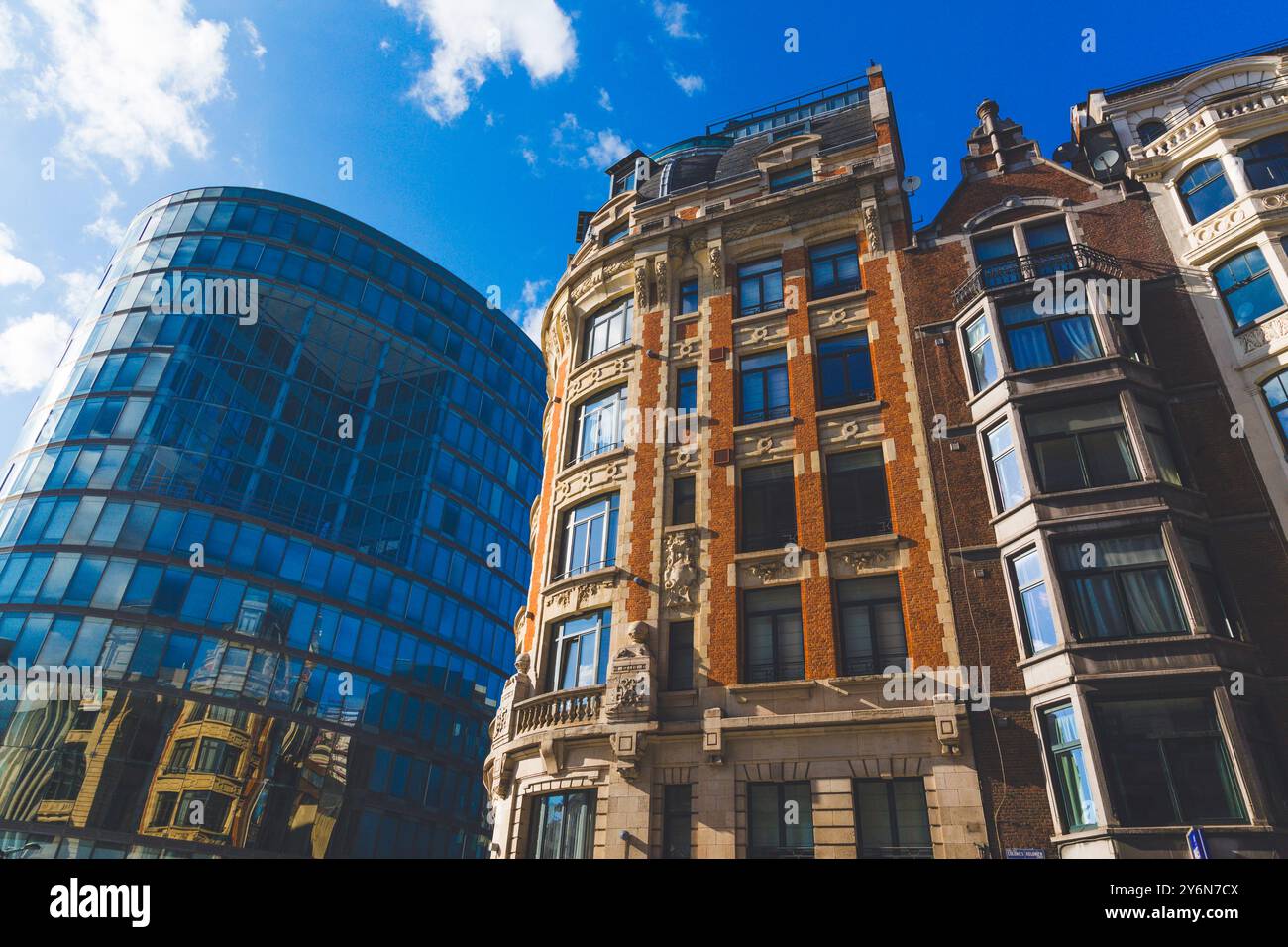 Belgien, Brüssel, Belgien, Brüssel, schöne Fassaden im Stadtzentrum, Hauptbahnhof. Das Central Plaza BNP PF liegt auf der linken Seite Stockfoto