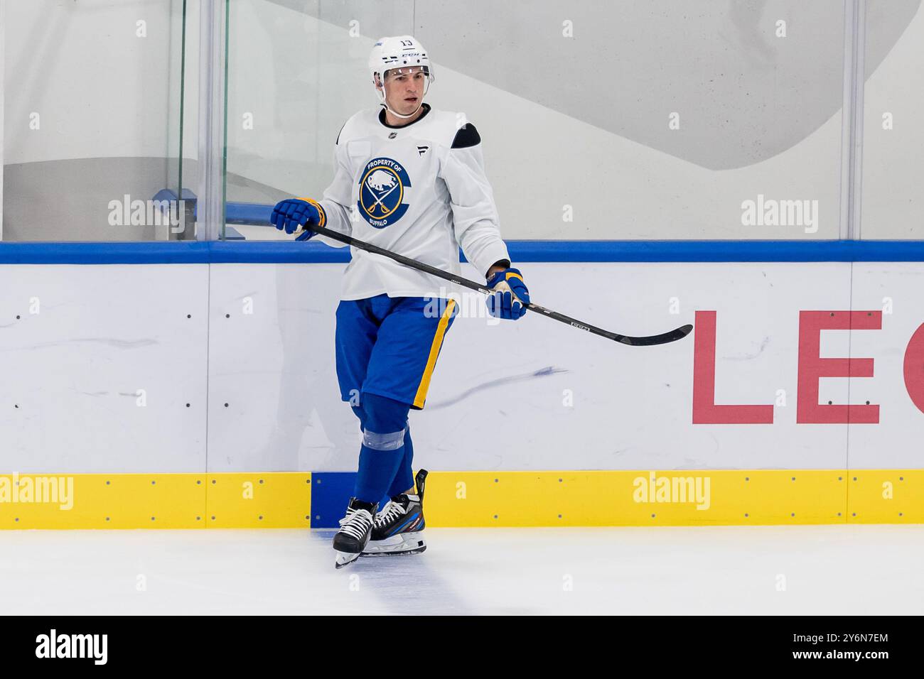 Lukas Rousek (Buffalo Sabres, Nr. 13). GER, Buffalo Sabres, Eishockey, Trainingssession vor dem Grand Opening des SAP Garden, 26.09.2024. Foto: Eibner-Pressefoto/Franz Feiner Stockfoto