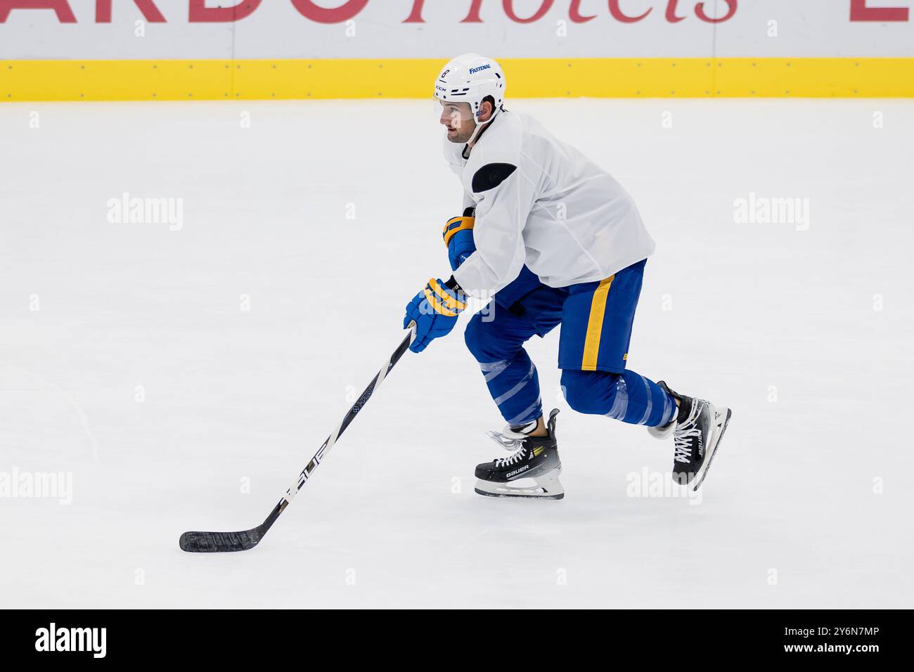 Dennis Gilbert (Buffalo Sabres, Nr. 8). GER, Buffalo Sabres, Eishockey, Trainingssession vor dem Grand Opening des SAP Garden, 26.09.2024. Foto: Eibner-Pressefoto/Franz Feiner Stockfoto