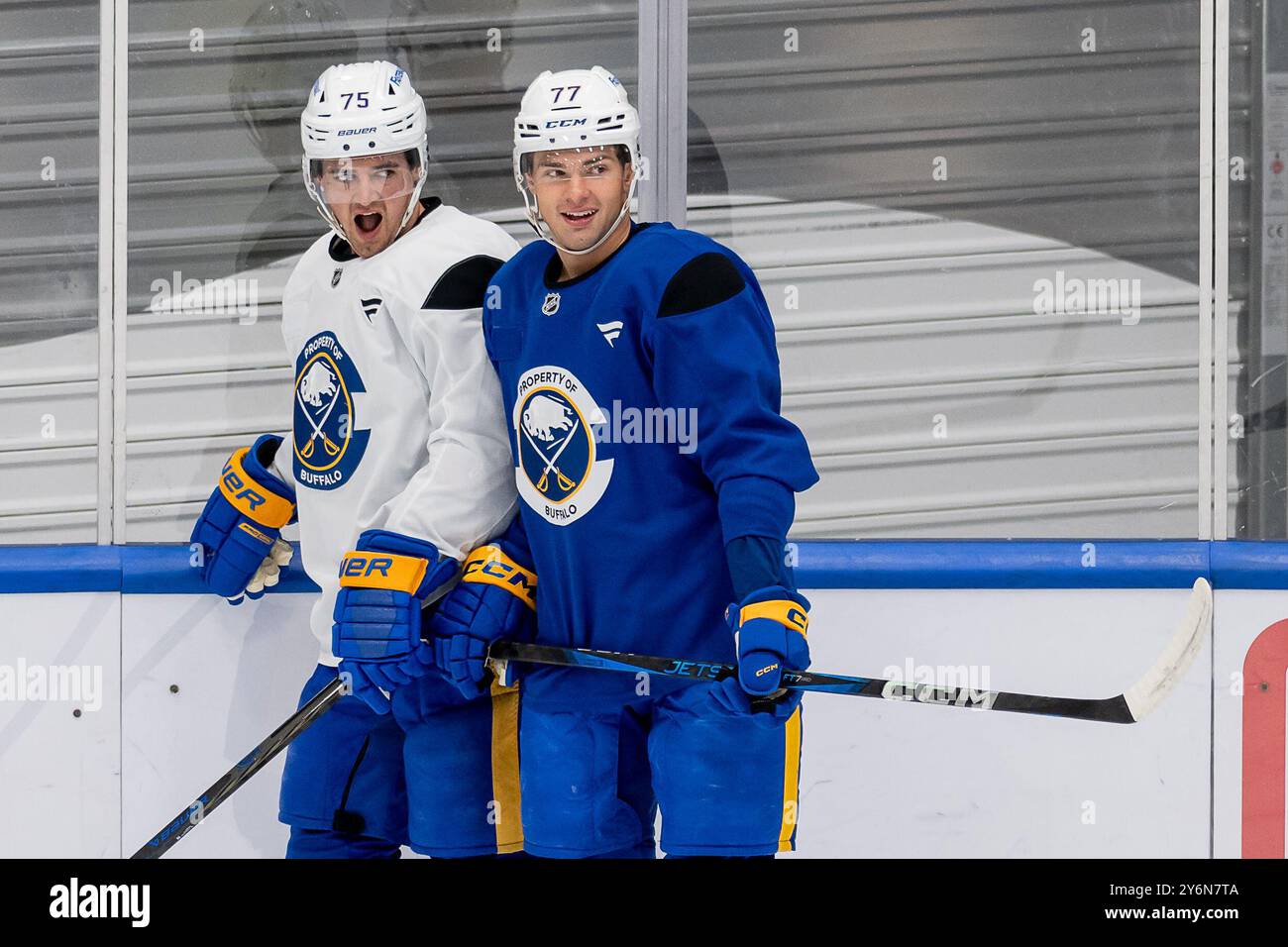 Connor Clifton (Buffalo Sabres, #75) und JJ Peterka (Buffalo Sabres, #77) laechelnd / lachend. GER, Buffalo Sabres, Eishockey, Trainingssession vor dem Grand Opening des SAP Garden, 26.09.2024. Foto: Eibner-Pressefoto/Franz Feiner Stockfoto