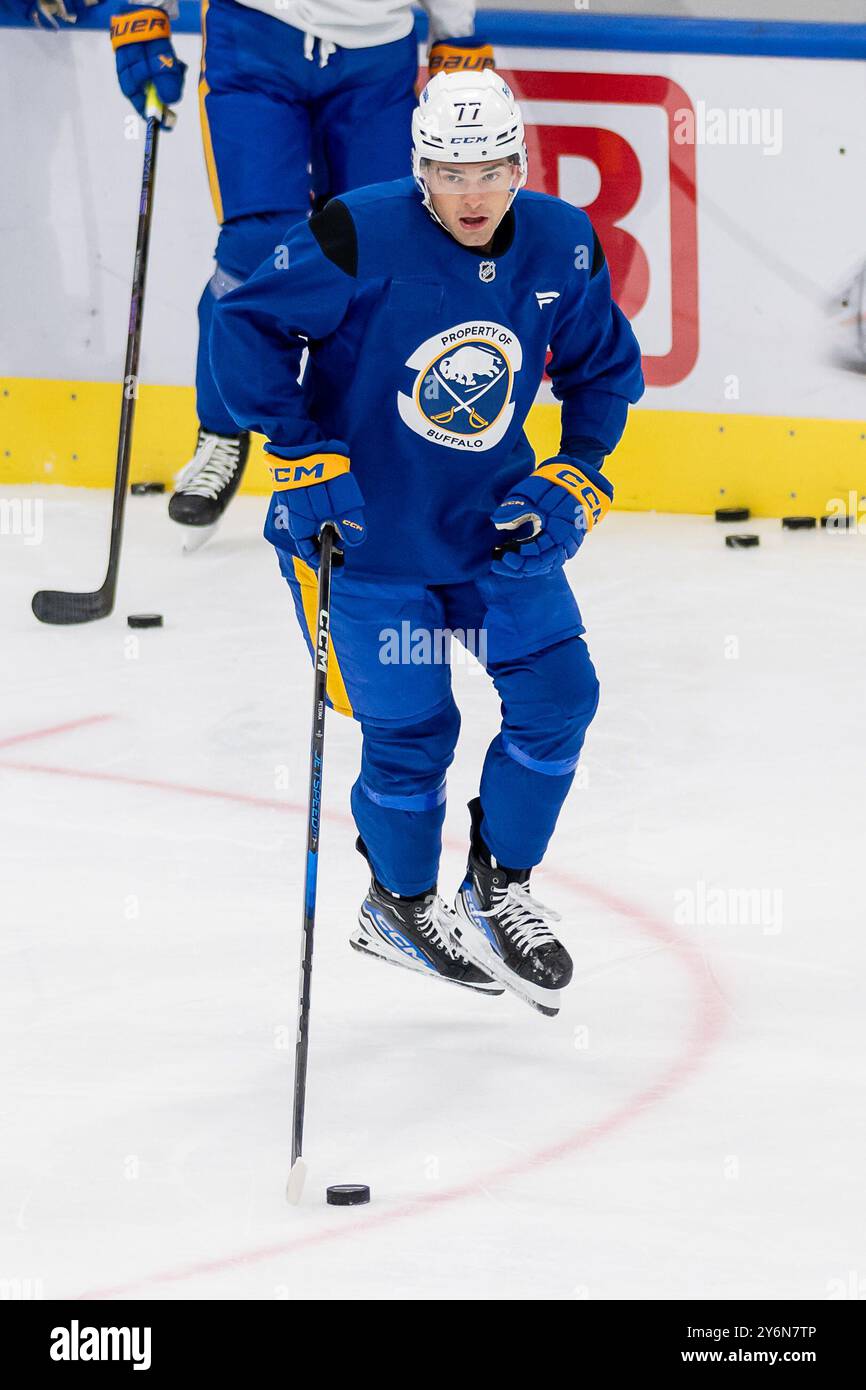 JJ Peterka (Buffalo Sabres, #77). GER, Buffalo Sabres, Eishockey, Trainingssession vor dem Grand Opening des SAP Garden, 26.09.2024. Foto: Eibner-Pressefoto/Franz Feiner Stockfoto