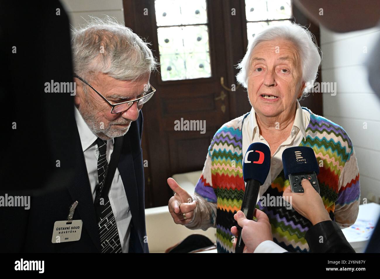 Brünn, Tschechische Republik. September 2024. Johanna Kammerlander (rigth), Witwe von Karl des Fours Walderode, wird am 26. September 2024 vor dem Verfassungsgericht in Brünn (Tschechische Republik) angerufen, das sein Urteil im Fall Walderode-Familienrückgabe bekanntgab. Auf der linken Seite ist ihr Anwalt Roman Heyduk zu sehen. Quelle: Vaclav Salek/CTK Photo/Alamy Live News Stockfoto
