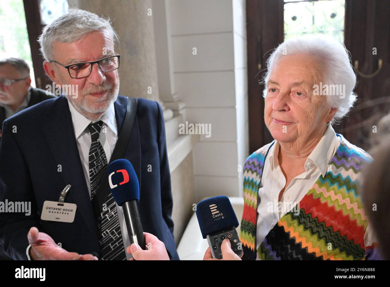Brünn, Tschechische Republik. September 2024. Johanna Kammerlander (rigth), Witwe von Karl des Fours Walderode, wird am 26. September 2024 vor dem Verfassungsgericht in Brünn (Tschechische Republik) angerufen, das sein Urteil im Fall Walderode-Familienrückgabe bekanntgab. Auf der linken Seite ist ihr Anwalt Roman Heyduk zu sehen. Quelle: Vaclav Salek/CTK Photo/Alamy Live News Stockfoto