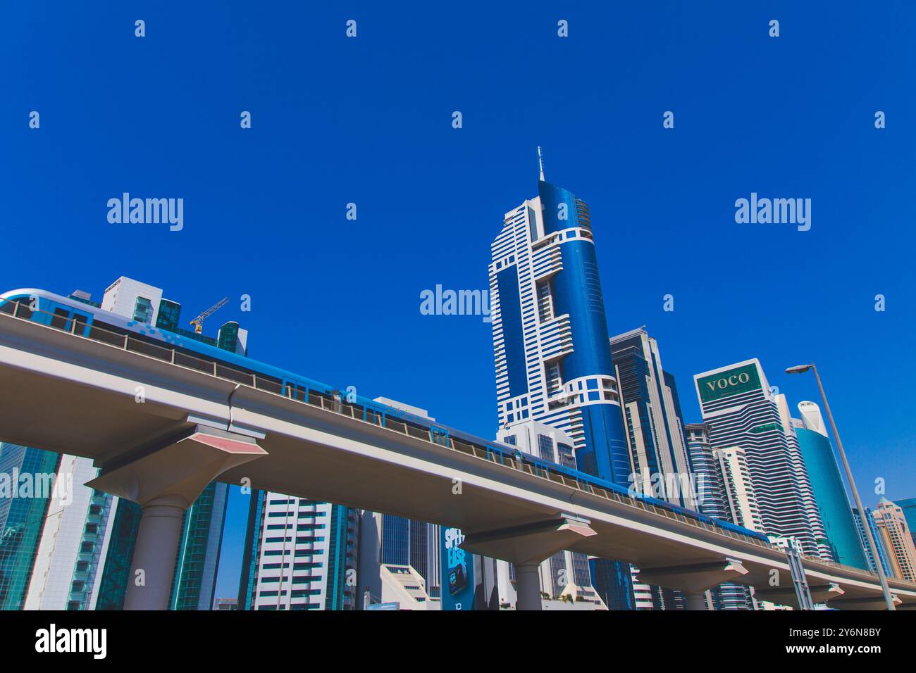 Vereinigte Arabische Emirate, Dubai. U-Bahn aus der Luft, Sheikh Zayed Road, HHHR Tower, Architekt Al Hashemi, von Dubai International Real Estate. Hotelsprache im Stockfoto