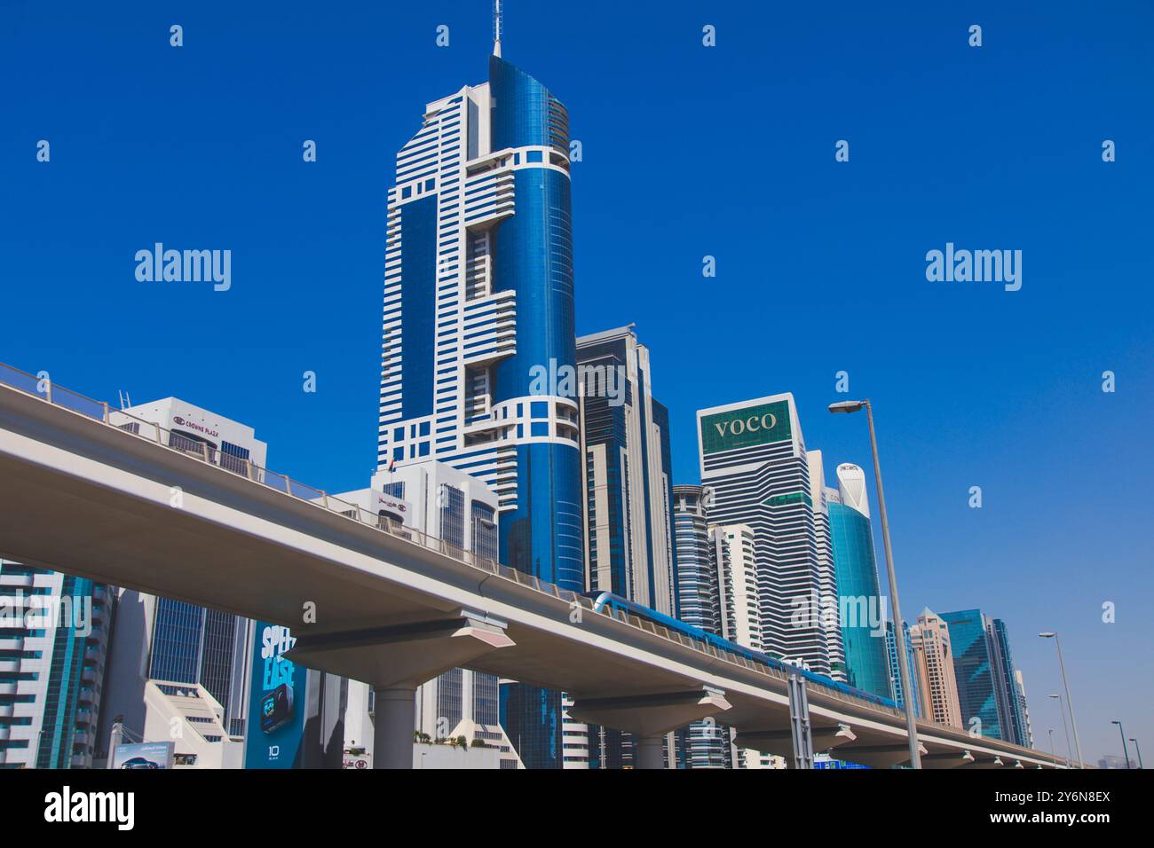 Vereinigte Arabische Emirate, Dubai. U-Bahn aus der Luft, Sheikh Zayed Road, HHHR Tower, Architekt Al Hashemi, von Dubai International Real Estate. Hotelsprache im Stockfoto