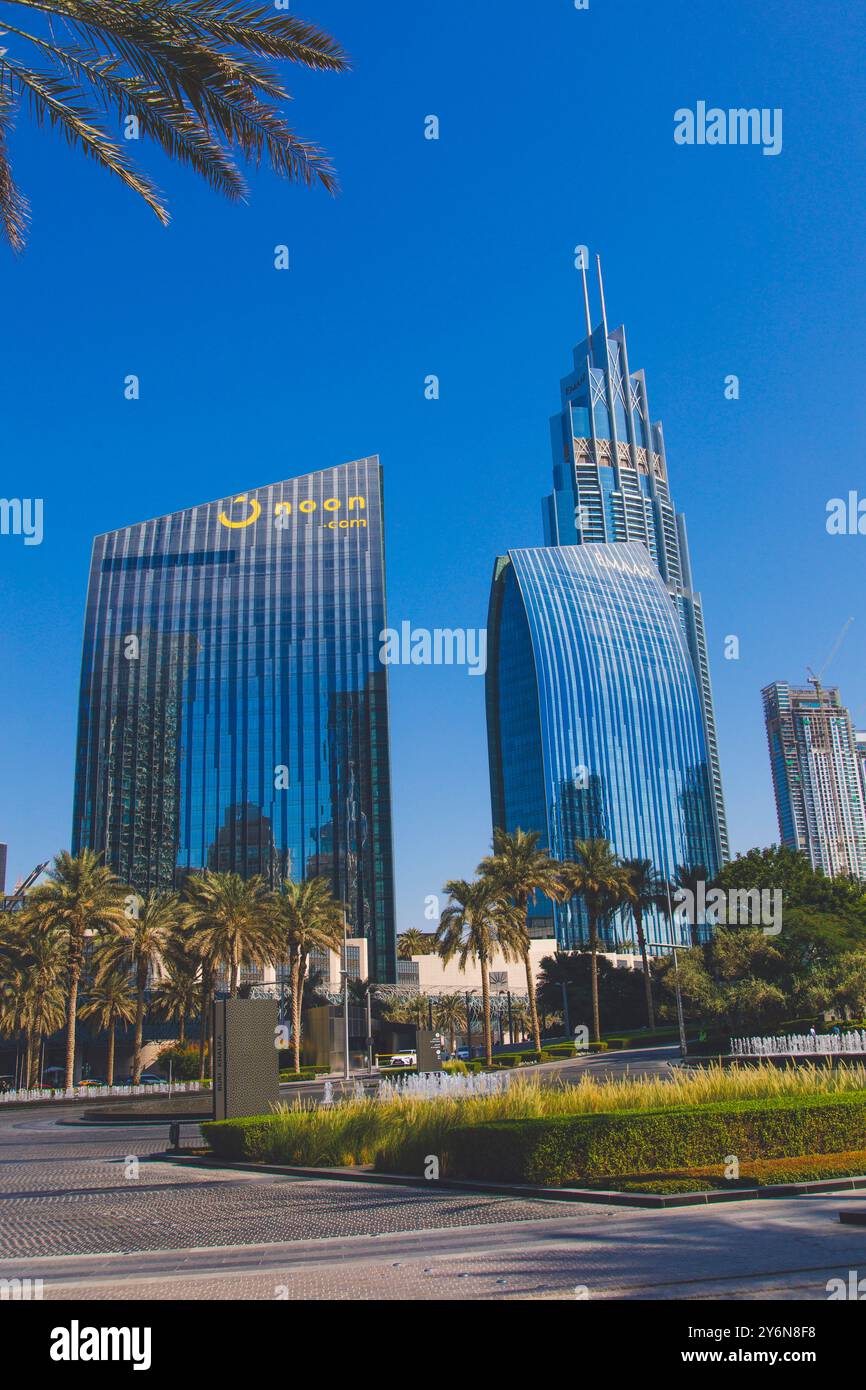 Vereinigte Arabische Emirate, Dubai, Noon Tower, Amazons Rivale im Nahen Osten, auf der linken Seite, Boulevard Plaza Tower 1 auf der rechten Seite. Im Hintergrund wird die Stockfoto