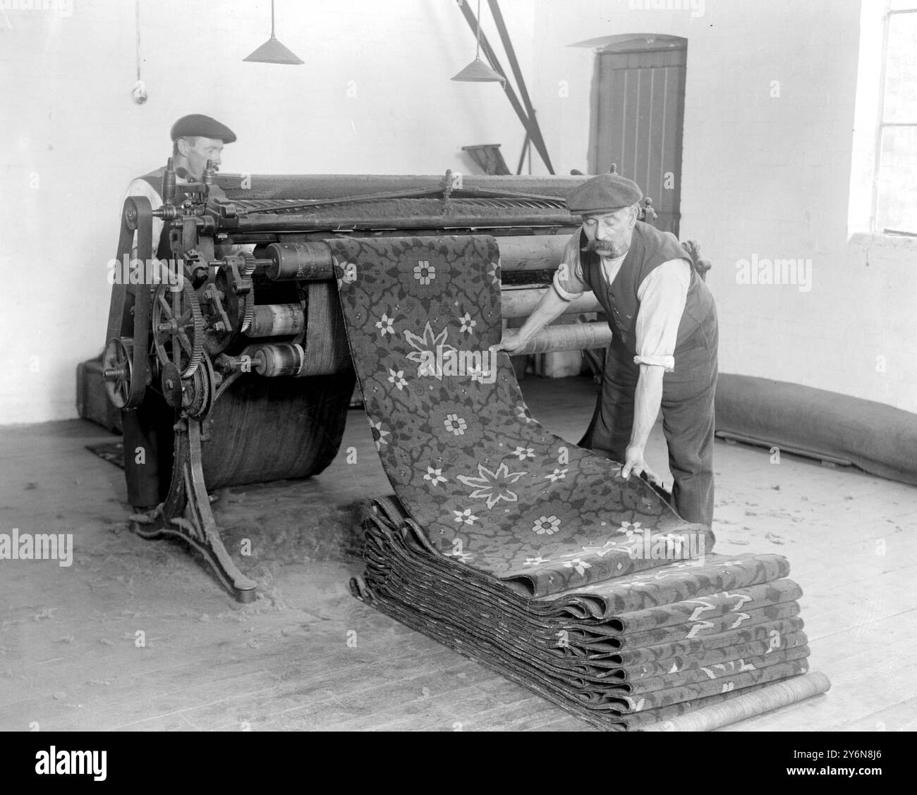 Teppichherstellung in Wilton. Mit handgetuftetem Axminster-Teppich - diese Maschine gleicht die Lenths des Stapels aus. 7. Januar 1923 Stockfoto