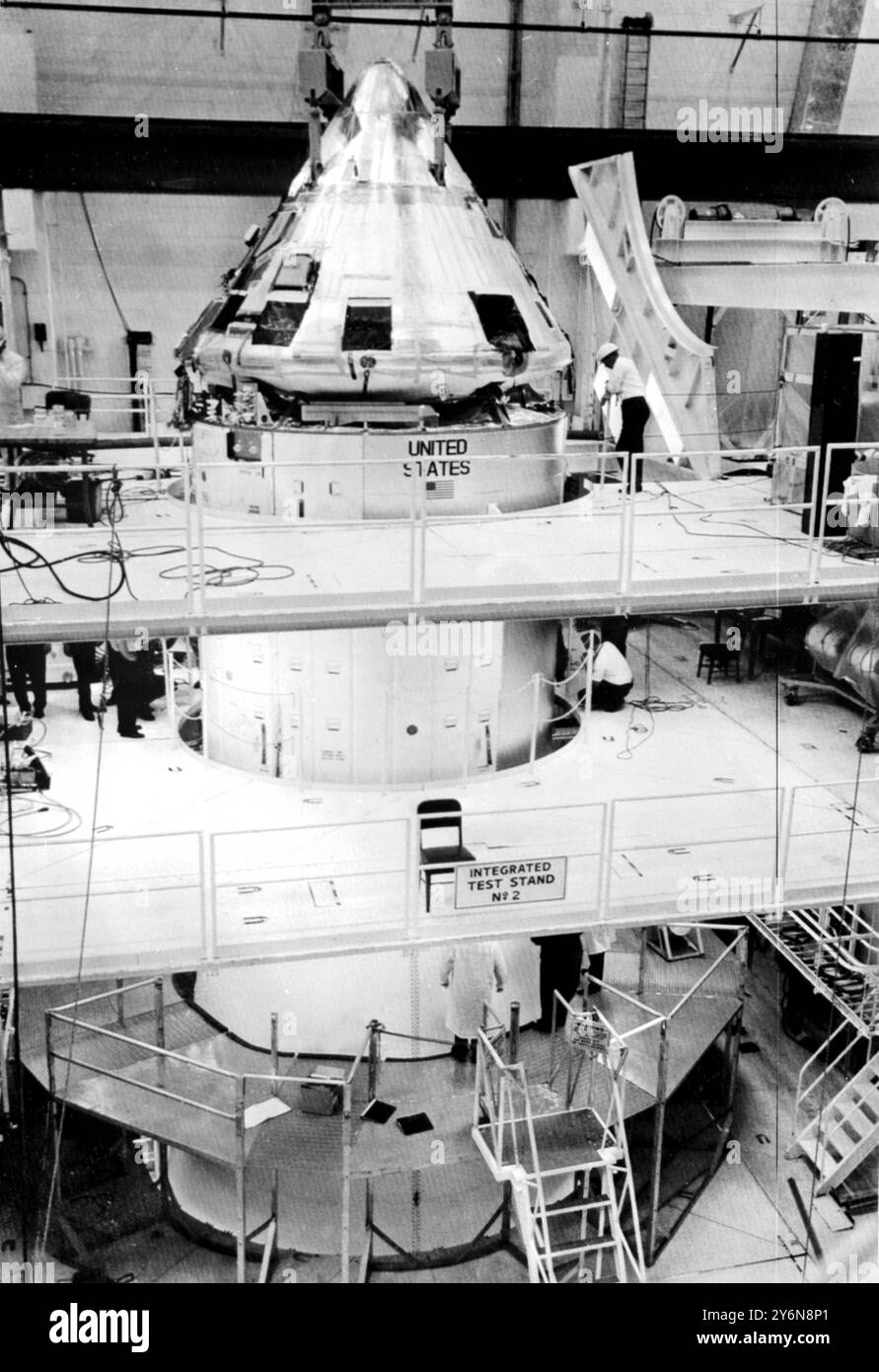 Cape kennedy: Das Apollo-Raumschiff für den ersten Saturn-5-Superraketenflug wird hier am 10. januar im Mondhafen getestet. Der apollo wird unbemannt sein und gegen Ende des Frühlings mehr als 8.000 Meilen von der Erde geschleudert werden, um seinen Hitzeschild auf einer 25.000 km/h Fahrt zur Erde zu testen. Der erste bemannte Flug der 36-stöckigen Saturn-5-Mondrakete ist für Ende dieses Jahres geplant. 11. Januar 1967 Stockfoto