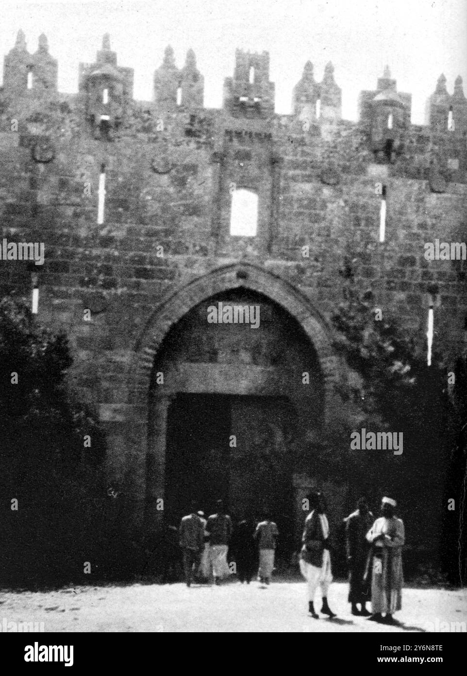 Die arabisch-jüdischen Unruhen in Palästina: Fotos des schweren Ausbruchs. Das Damaskus-Tor in Jerusalem wurde um 6,30 Uhr wegen Ausgangssperre geschlossen – eine Maßnahme, die seit über fünfzig Jahren für notwendig befunden wurde. 14. September 1929 Stockfoto