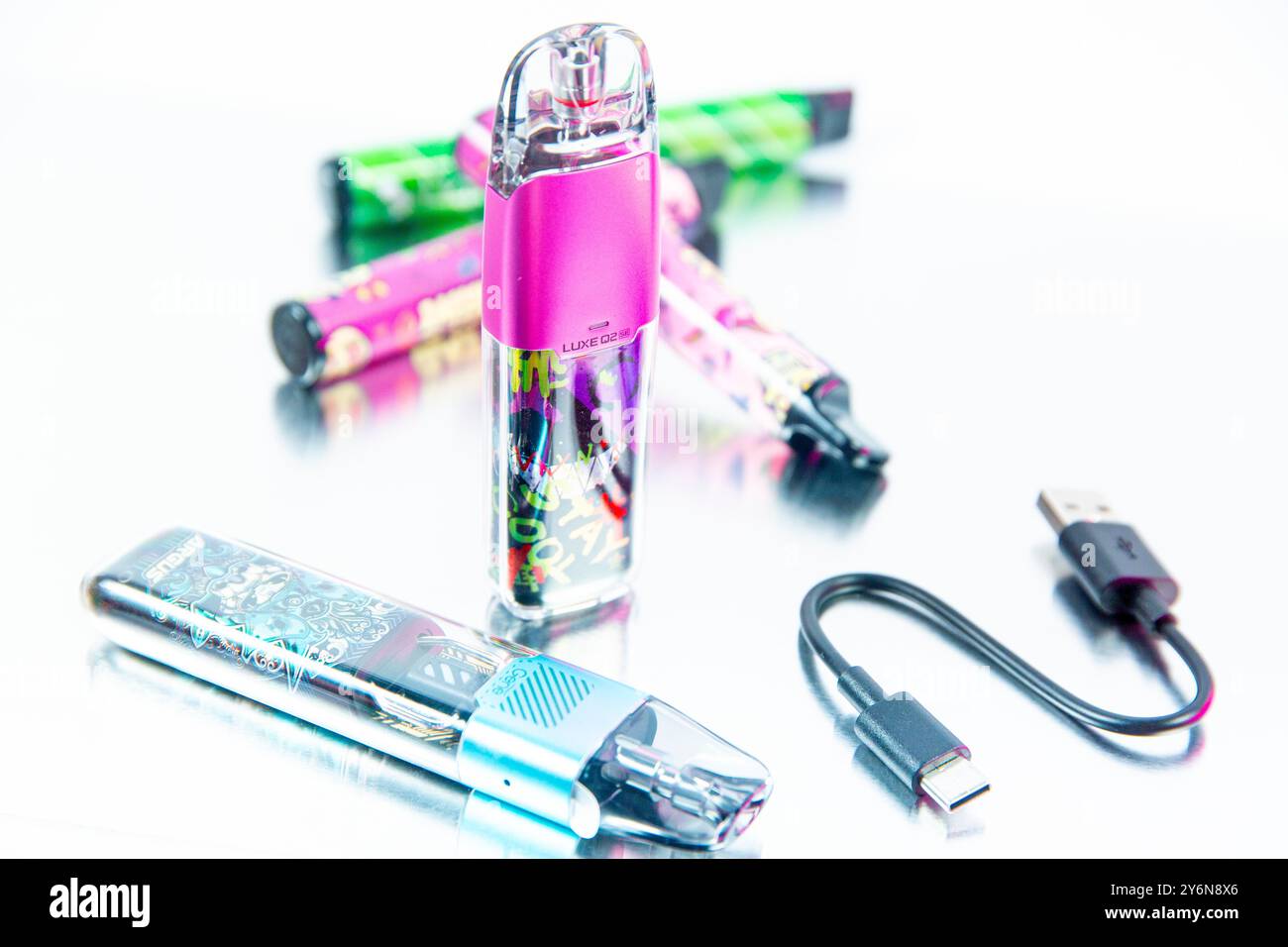 Stillleben zum Thema Zigarettenersatzprodukte. Pod oder Pod mod.. Vor dem Hintergrund von Puff, kleinen Einweg-elektronischen Zigaretten Stockfoto