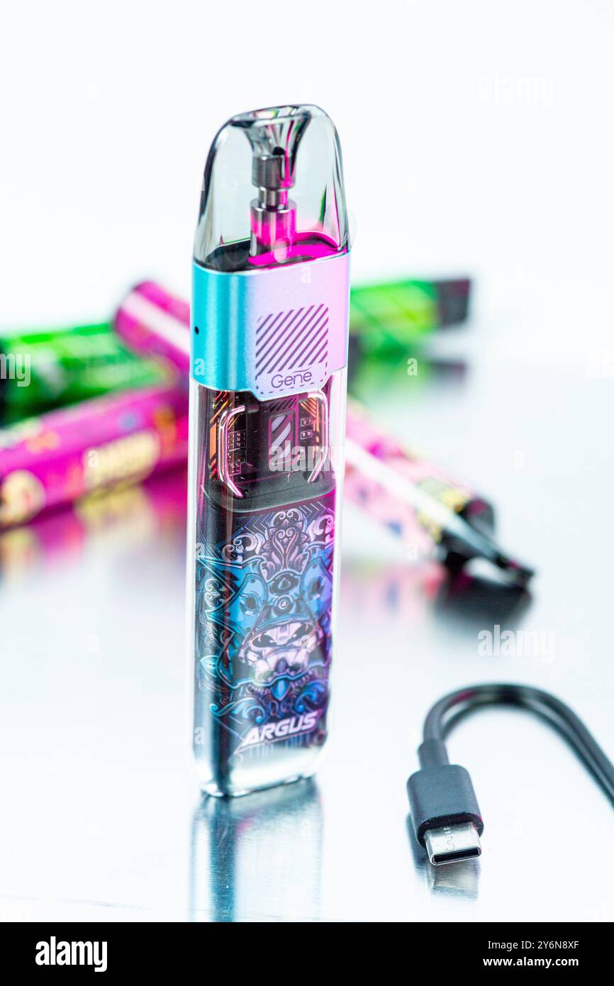 Stillleben zum Thema Zigarettenersatzprodukte. Pod oder Pod mod.. Vor dem Hintergrund von Puff, kleinen Einweg-elektronischen Zigaretten Stockfoto