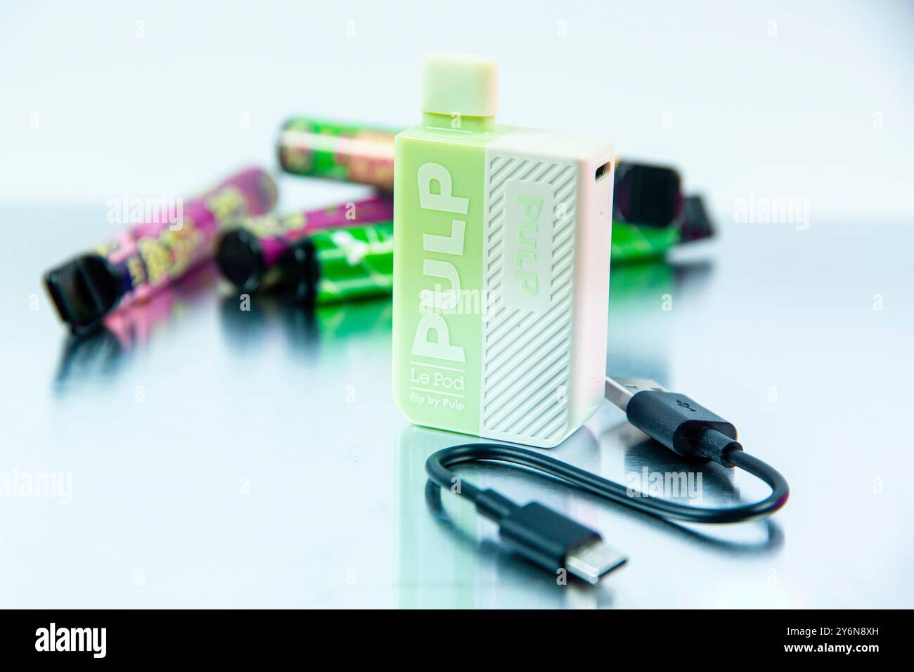 Stillleben zum Thema Zigarettenersatzprodukte. Pod oder Pod mod.. Vor dem Hintergrund von Puff, kleinen Einweg-elektronischen Zigaretten Stockfoto