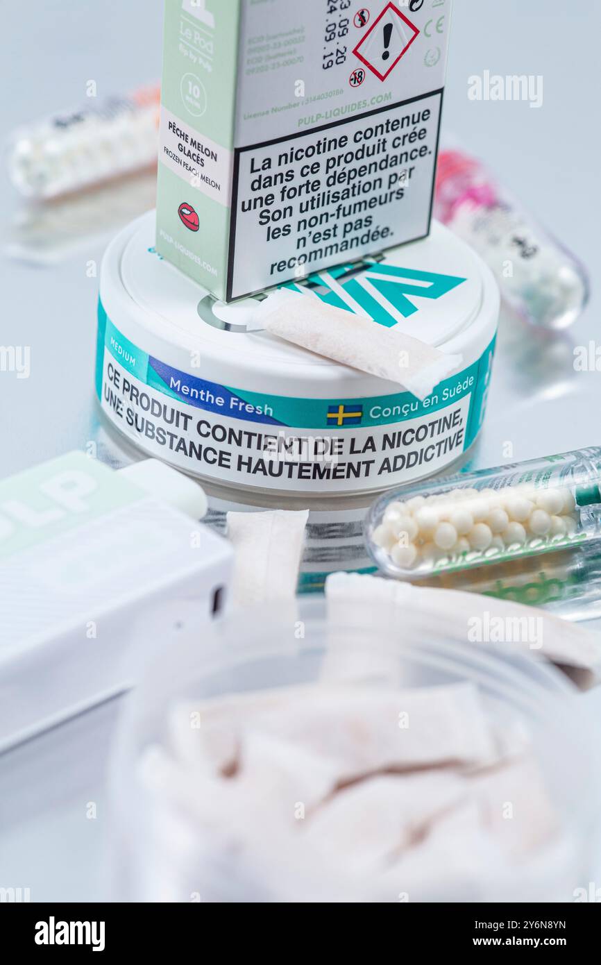 Stillleben zum Thema Zigarettenersatzprodukte. Snus, der Tabak lutscht. Nikotinperle der Marke Nicopod. Pod oder Pod-mod. Stockfoto