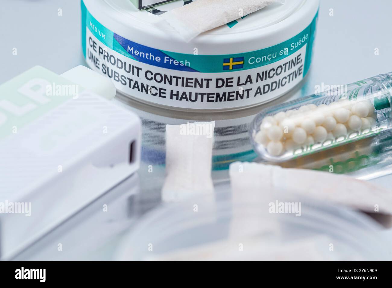 Stillleben zum Thema Zigarettenersatzprodukte. Snus, der Tabak lutscht. Nikotinperle der Marke Nicopod. Pod oder Pod-mod. Stockfoto