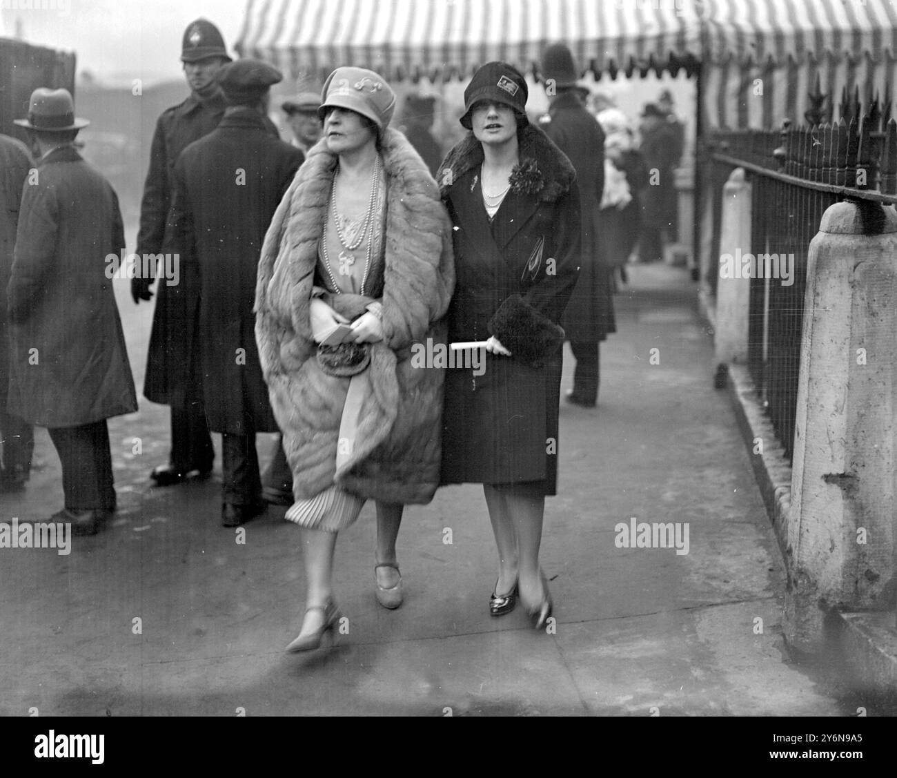 Hochzeit von Captain G.E. Gordon Duff und Miss Rosemary Craven im St. Margaret's, Westminster. Lady Frederick Lewis und Miss Freda Lewis. Stockfoto