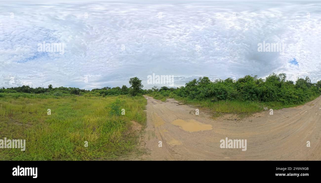 Panoramablick auf die ländliche Weide in der Regenzeit. Stockfoto