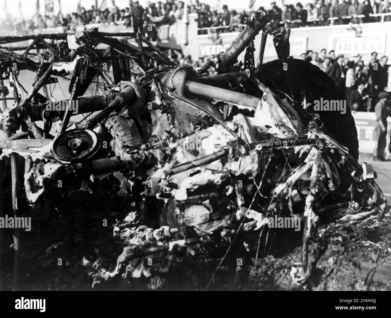 Die verworrenen Trümmer von Pierre Leveghs Mercedes nach der Katastrophe, die in den frühen Stadien des 24-Stunden-Rennens in Le Mans in Frankreich 84 Menschenleben forderte. Der Mercedes stürzte mit 120 km/h in ein britisches Auto und explodierte wie eine Bombe. Motor und Vorderachse schleuderten durch die Menschenmenge und beobachteten das Rennen. Einige wurden enthauptet, andere schrecklich verbrannt durch brennendes Benzin. Neben den 84 Toten wurden 100 Menschen verletzt. Levegh war tot, als er aus dem Wrack dieses Wagens gezogen wurde. Das Rennen ging weiter. Juni 1955. Stockfoto