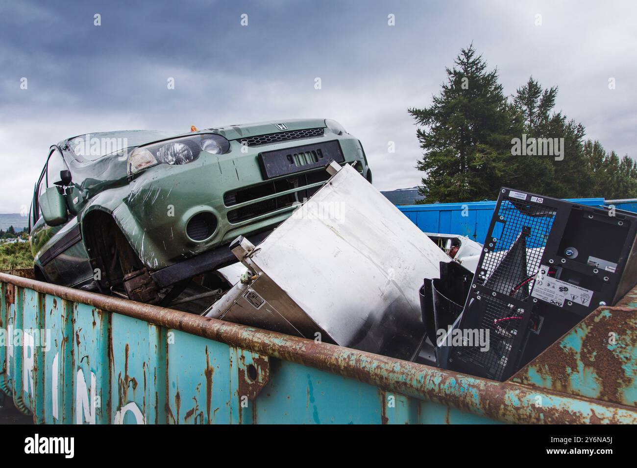Thermisches Auto in einem Metallrückgewinnungs-Skip. Energiewende. Stockfoto