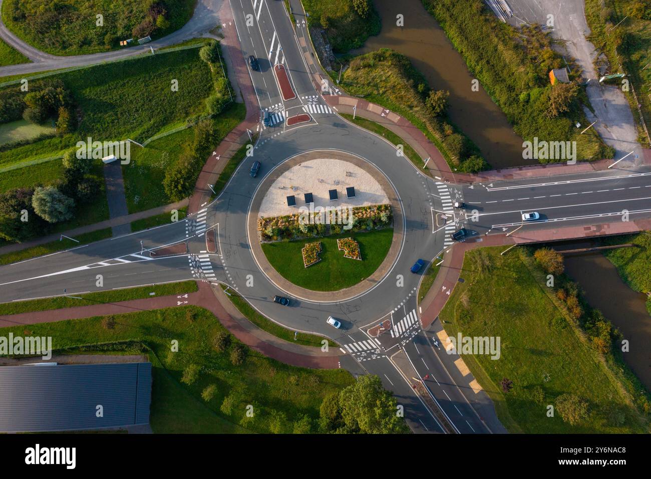 Hauts de France, Pas-de-Calais, Calais, Luftaufnahme, Verkehrskreis mit Dekoration, fester, wartungsfreier Abschnitt und bepflanzter Abschnitt Stockfoto