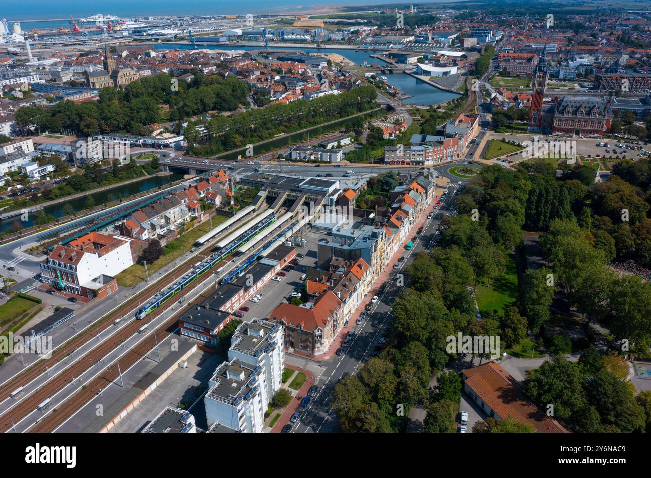 Hauts de France, Pas-de-Calais, Calais, Luftaufnahme, ein TER-Zug am Bahnhof Calais. Im Hintergrund das Rathaus auf der rechten Seite mit seinem Glockenturm, an Stockfoto
