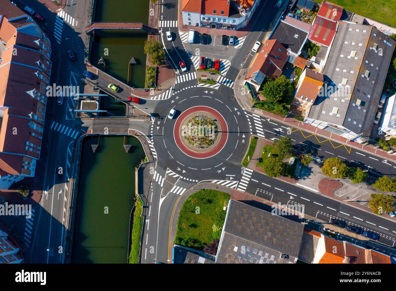 Hauts de France, Pas-de-Calais, Calais, aus der Vogelperspektive, ein Verkehrskreis im Stadtzentrum, neben einem Kanal Stockfoto