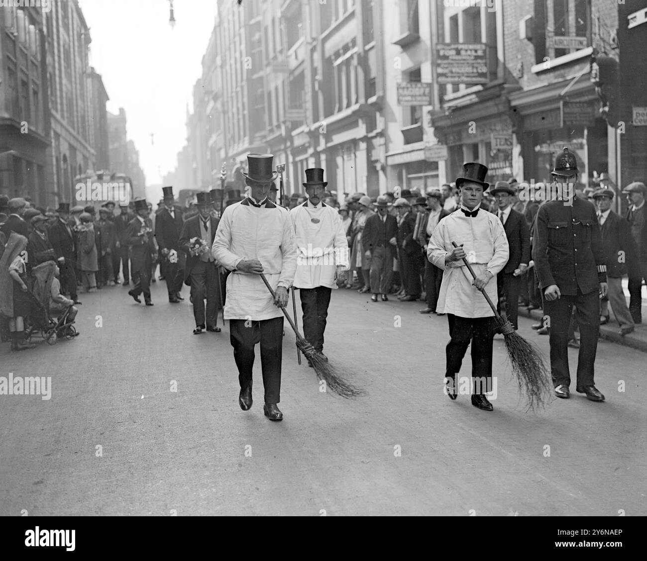 Der altbewährte Brauch, die Straße anlässlich der Prozession der Winzer Company von ihrer Halle zum St. Michael's Paternoster Royal, College Hill, zu kehren. 12 Juli 1928 Stockfoto