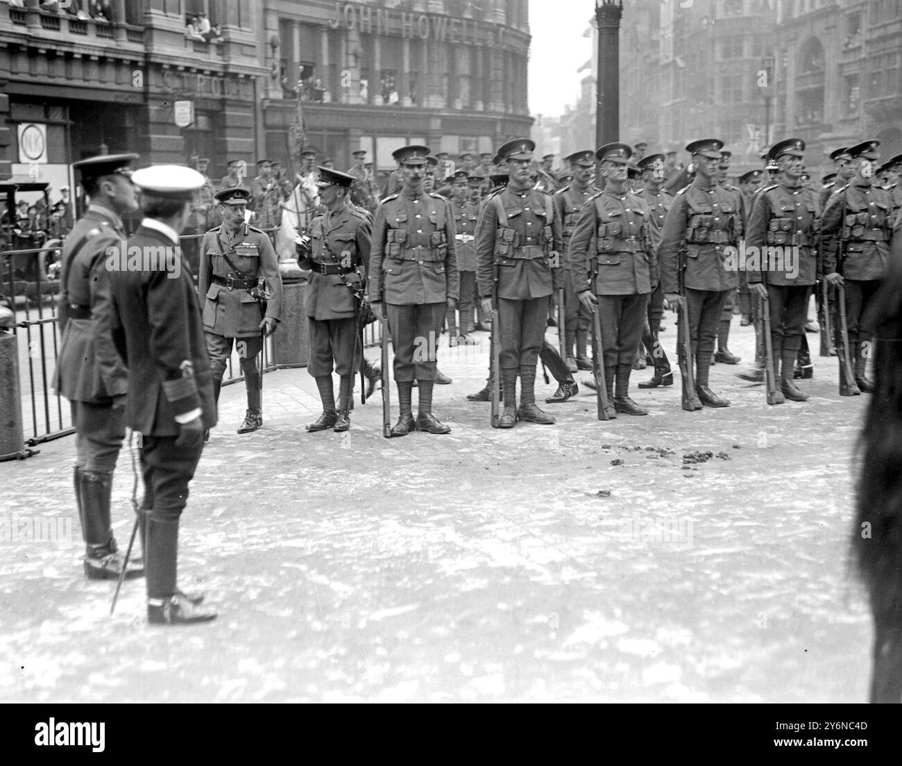 "Silver Wedding" Service im St. Paul's.. Der König inspiziert die Ehrenwache. 6. August 1918 Stockfoto