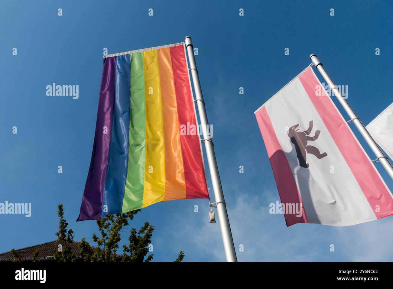 LGBT Flagge Berlin Flaggen auf Fahnenmasten LGBT Deutschland Stockfoto