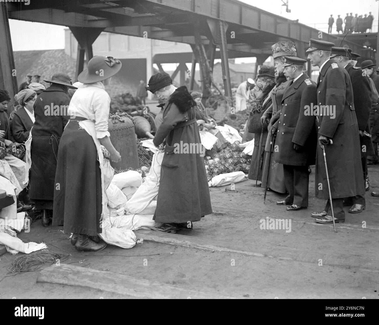 Königlicher Besuch der Immingham Docks. Ihre Majesties beobachten Mädchen, die Minennetze bauen. 10. April 1918 Stockfoto